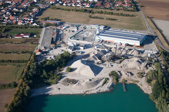 Schrägluftbild von Heidelberger Sand und Kies GmbH - Kieswerk Waghäusel im Ortsteil Wiesental im Bundesland Baden-Württemberg, Deutschland