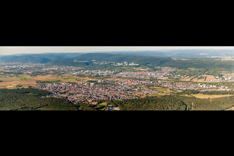Panorama Ortsansicht der Straßen und Häuser der Wohngebiete in Sandhausen im Bundesland Baden-Württemberg, Deutschland