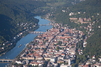 Ortskern am Uferbereich des Neckar im Neckartal - Flußverlaufes in Heidelberg im Ortsteil Voraltstadt im Bundesland Baden-Württemberg, Deutschland