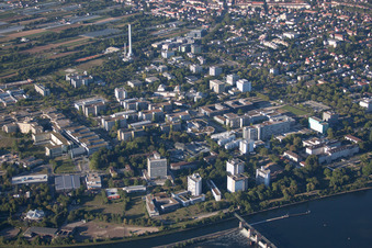 Campus- Gebäude und Kliniken der Universität Heidelberg im Neuenheimer Feld in Heidelberg im Bundesland Baden-Württemberg, Deutschland