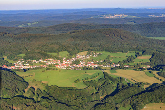 Ortsansicht im Odenwald von Westen im Ortsteil Unter-Abtsteinach im Bundesland Hessen, Deutschland