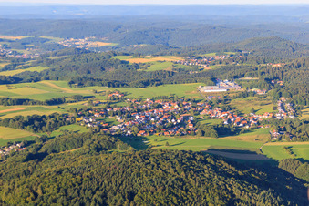 Ortsansicht im Odenwald von Westen im Ortsteil Ober-Abtsteinach im Bundesland Hessen, Deutschland