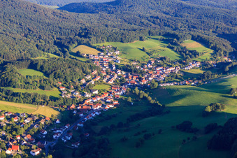 Ortsansicht im Odenwald von Norden im Ortsteil Unter-Abtsteinach im Bundesland Hessen, Deutschland