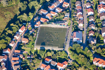 Training auf dem Kunstrasen-Fussballplatz an der Turn- u. Festhalle in Wald-Michelbach im Bundesland Hessen, Deutschland