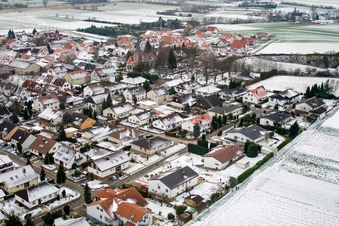 Luftbild von Ort im Winter bei Schnee in Freckenfeld im Bundesland Rheinland-Pfalz, Deutschland