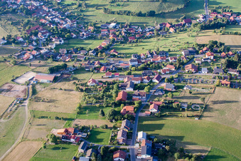 Schrägluftbild von Dorf - Ansicht am Rande von landwirtschaftlichen Feldern und Nutzflächen in Würzberg in Michelstadt im Bundesland Hessen, Deutschland