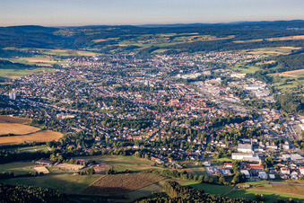 Luftbild von Ortsansicht der Straßen und Häuser der Wohngebiete in Michelstadt im Bundesland Hessen, Deutschland