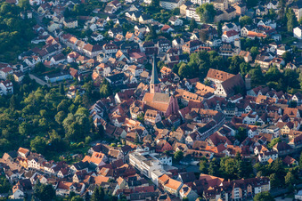 Kirchengebäude Einhardsbasilika im Altstadt- Zentrum der Innenstadt im Ortsteil Steinbach in Michelstadt im Bundesland Hessen, Deutschland