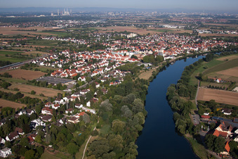 Ortschaft an den Fluss- Uferbereichen des Neckar im Ortsteil Edingen in Edingen-Neckarhausen im Bundesland Baden-Württemberg, Deutschland