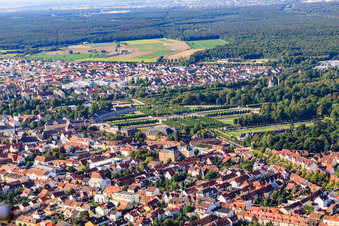 Luftbild von Schwetzinger Schlossgarten in Schwetzingen im Bundesland Baden-Württemberg, Deutschland