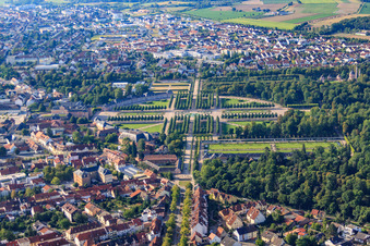 Luftaufnahme von Schwetzinger Schlossgarten in Schwetzingen im Bundesland Baden-Württemberg, Deutschland