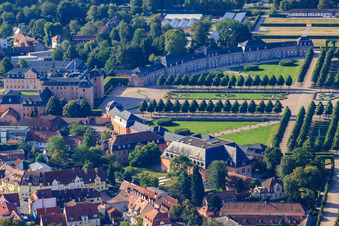 Schrägluftbild von Schwetzinger Schlossgarten in Schwetzingen im Bundesland Baden-Württemberg, Deutschland