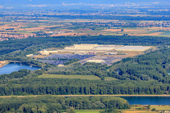 Insel Grün aus Osten mit Mercedes-Benz Global Logistics Center in Germersheim im Bundesland Rheinland-Pfalz, Deutschland