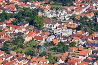 Verbandsgemeindeverwaltung, Kirche St. Mauritius und Braunsche Stiftung in Rülzheim im Bundesland Rheinland-Pfalz, Deutschland