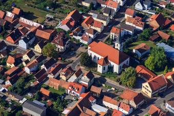 Kirche St. Wendelin in Hatzenbühl im Bundesland Rheinland-Pfalz, Deutschland aus der Vogelperspektive