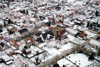 Luftbild von Kirche im Winter bei Schnee im Ortsteil Schaidt in Wörth am Rhein im Bundesland Rheinland-Pfalz, Deutschland
