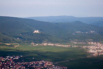 Hambacher Schloss im Ortsteil Hambach an der Weinstraße in Neustadt an der Weinstraße im Bundesland Rheinland-Pfalz, Deutschland von oben