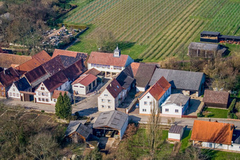 Hauptstraße mit Kirche im Bürgerhaus und Feuerwehr in Vollmersweiler im Bundesland Rheinland-Pfalz, Deutschland