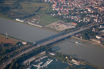 Schrägluftbild von Maxau Rheinbrücke im Ortsteil Knielingen in Karlsruhe im Bundesland Baden-Württemberg, Deutschland