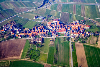 Dorf von Süden im Ortsteil Oberhofen in Pleisweiler-Oberhofen im Bundesland Rheinland-Pfalz, Deutschland