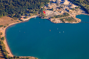 Segelboote, Sonnenende und Badende am und im blauen Epplesee überflogen von einem Paragleiter im Ortsteil Silberstreifen in Rheinstetten im Bundesland Baden-Württemberg, Deutschland