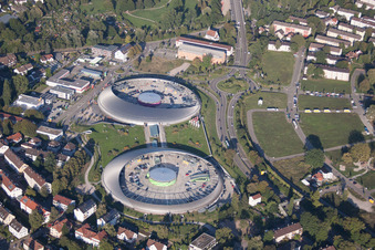 Das Ufo ähnliche Gebäude des Einkaufszentrum Shopping Cité der ECE Centermanagement GmbH in Baden-Baden im Ortsteil Oos im Bundesland Baden-Württemberg, Deutschland von einer Drohne aus