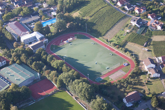Ensemble der Sportplatzanlagen der Südbadischen Sportschule im Ortsteil Steinbach in Baden-Baden im Bundesland Baden-Württemberg, Deutschland von oben gesehen