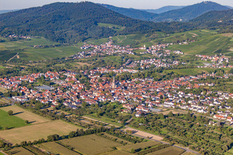 Schrägluftbild von Ortsteil Steinbach in Baden-Baden im Bundesland Baden-Württemberg, Deutschland