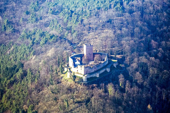 Burg Landeck von Südosten in Klingenmünster im Bundesland Rheinland-Pfalz, Deutschland