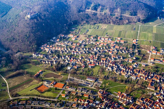 Ort am Rand des Pfälzerwalds unter der Burg Landeck von Süden in Klingenmünster im Bundesland Rheinland-Pfalz, Deutschland
