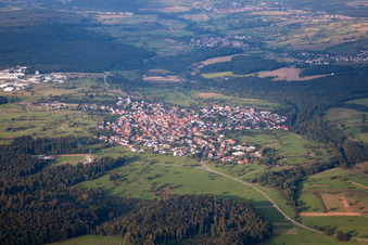 Drohnenaufname von Ortsteil Ittersbach in Karlsbad im Bundesland Baden-Württemberg, Deutschland
