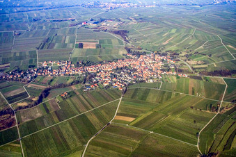 Dorf von Süden in Göcklingen im Bundesland Rheinland-Pfalz, Deutschland