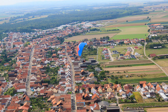 Paragleiter über der Luitpoldstr in Hatzenbühl im Bundesland Rheinland-Pfalz, Deutschland
