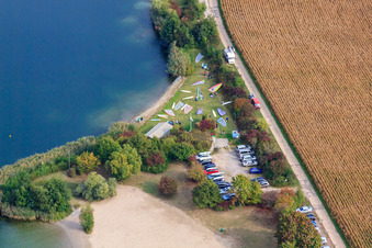 Windsurfer am Freibad Johanneswiese in Jockgrim im Bundesland Rheinland-Pfalz, Deutschland