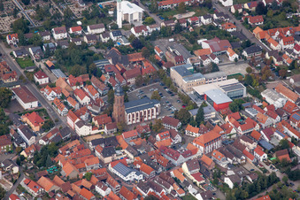 Luftbild von Kirchengebäude der Sankt Georgskirche mit Marktplatz, Stadthalle und Grundschule im Altstadt- Zentrum in Kandel im Bundesland Rheinland-Pfalz, Deutschland