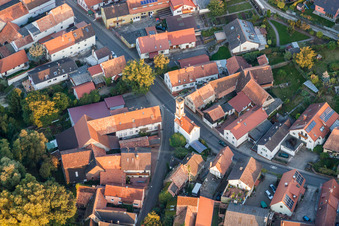 Schrägluftbild von Gebäude des Rathauses der Stadtverwaltung in Oberhausen im Bundesland Rheinland-Pfalz, Deutschland