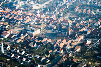 Kirchengebäude der kirche im Altstadt- Zentrum der Innenstadt in Kandel im Bundesland Rheinland-Pfalz, Deutschland