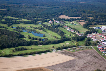 Schrägluftbild von Soufflenheim, Golfclub Baden-Baden Soufflenheim im Bundesland Bas-Rhin, Frankreich