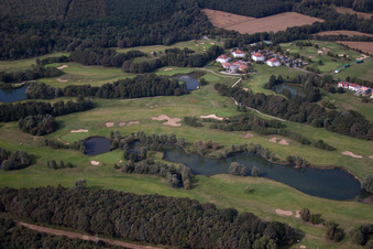 Drohnenbild von Soufflenheim, Golfclub Baden-Baden Soufflenheim im Bundesland Bas-Rhin, Frankreich