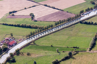 Kanalverlauf und Baum bestandene Uferbereiche der Wasserstraße der Binnenschiffahrt Canal de la Marne au Rhin in Schwindratzheim in Grand Est im Bundesland Bas-Rhin, Frankreich