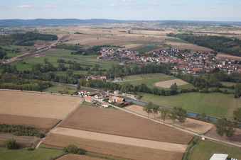 Schrägluftbild von Lupstein im Bundesland Bas-Rhin, Frankreich