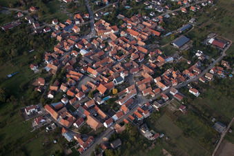 Drohnenaufname von Engwiller im Bundesland Bas-Rhin, Frankreich