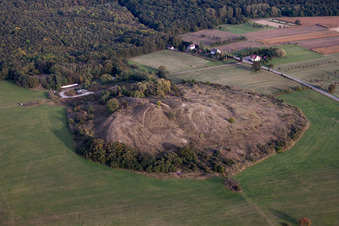 Drohnenbild von Dieffenbach-lès-Wœrth im Bundesland Bas-Rhin, Frankreich