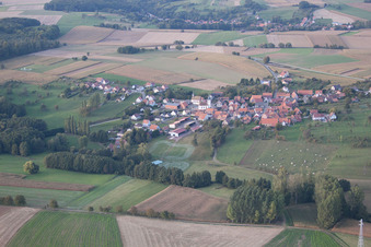 Retschwiller im Bundesland Bas-Rhin, Frankreich aus der Drohnenperspektive