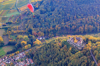 Burg Landeck mit Paragleiter in Klingenmünster im Bundesland Rheinland-Pfalz, Deutschland