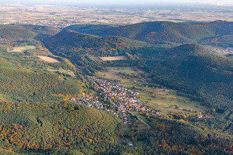 Schrägluftbild von Birkenhördt im Bundesland Rheinland-Pfalz, Deutschland