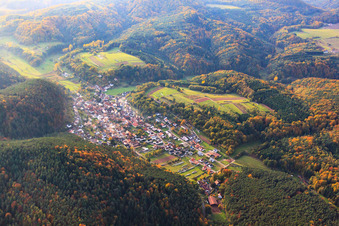 Dorfansicht im Pfälzerwald aus Nordosten in Vorderweidenthal im Bundesland Rheinland-Pfalz, Deutschland