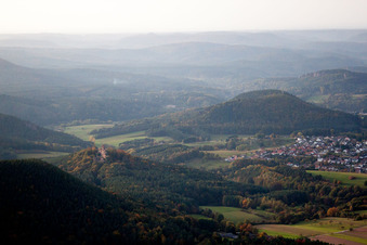 Busenberg im Bundesland Rheinland-Pfalz, Deutschland aus der Luft