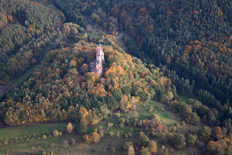 Burg Berwartstein in Erlenbach bei Dahn im Bundesland Rheinland-Pfalz, Deutschland von der Drohne aus gesehen