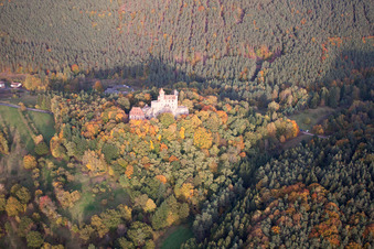 Schrägluftbild von Burg Berwartstein in Erlenbach bei Dahn im Bundesland Rheinland-Pfalz, Deutschland